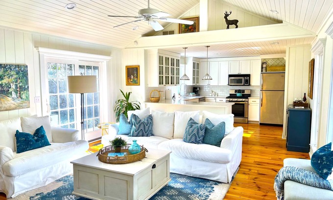 Lakeside Cottage | Designer Cottage Steps from Beach - Guest Rated 10/10
