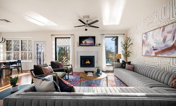 Beckett Meadows House | Elegant Designer Home with Jacuzzi in Safe Neighborhood
