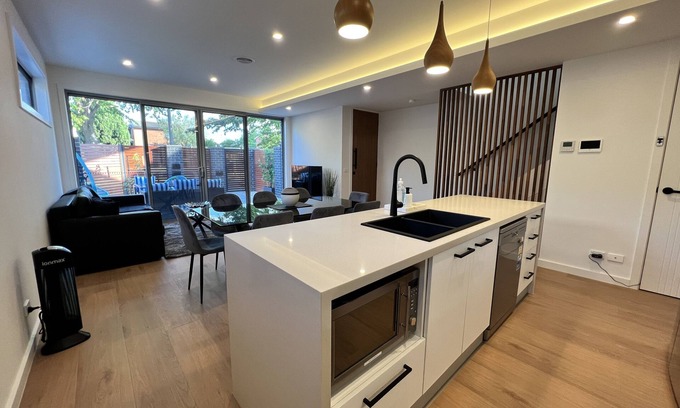 Dickson House | Elegant Dickson Luxe 3BR Townhouse with Wifi & Breakfast