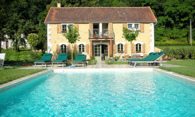 Cales House | Riverside Villa with Heated Pool, Steps from Tremolat