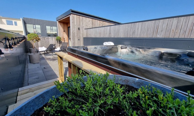 Downtown Apartment | Pet-Friendly Downtown Studio with Rooftop Terrace & Jacuzzi