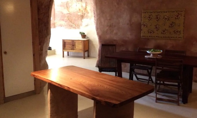 Coober Pedy House | Unique Dugout/Cave with Ocean View & Breakfast Included