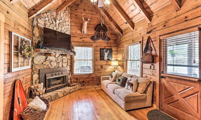 Walnut Mountain Cabin | Inviting Ellijay Cabin with Pool and Spa Amenities