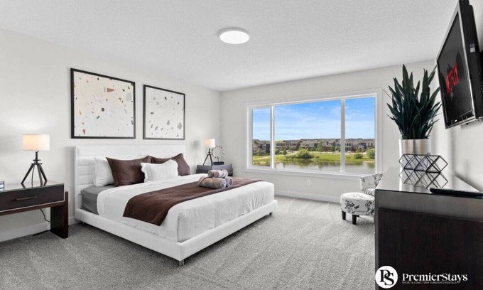 Airdrie House | Stunning Executive Home » Central AC » King Bed