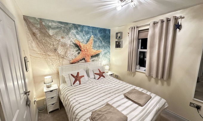 Filey Cottage | Starfish Shack: Cozy Oceanfront Apartment for 4 Guests