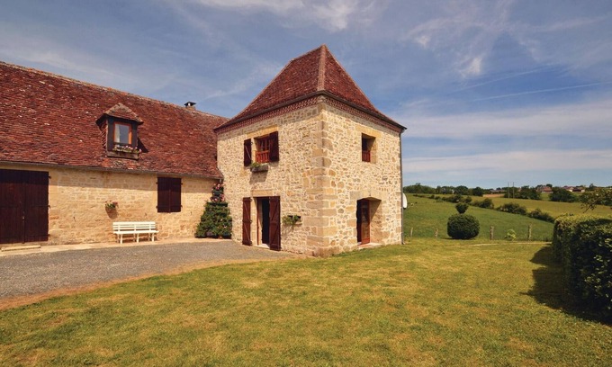 La Chapelle-Saint-Jean House | Welcoming 3 Bedroom Retreat in La-Chapelle-Saint-Jean