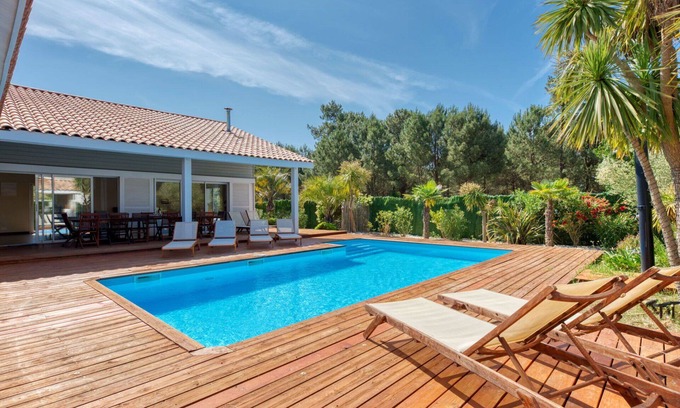 Vensac Villa | Inviting Private Villa for 10 with Pool and Ocean View