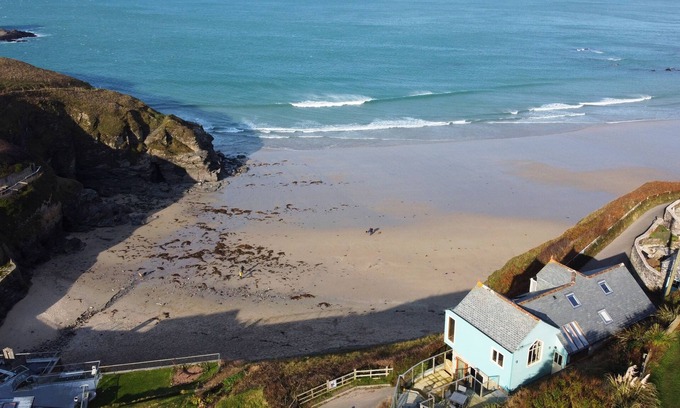 Portreath House | Exceptional Beach House with Ocean Views & Pet-Friendly Amenities