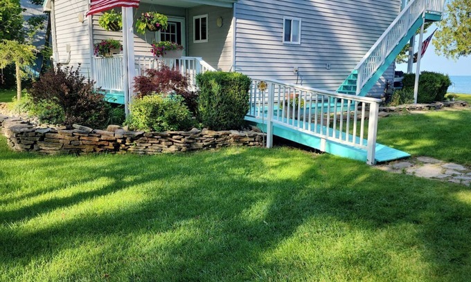 Greenbush House | Beachfront Retreat with Breakfast and Perfect Guest Score