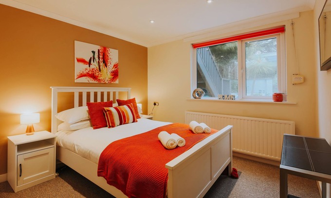 Newquay City Centre Apartment | Beautiful Garden Apartment with Parking, Steps from the Beach