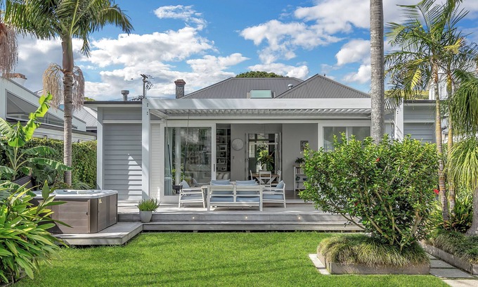 Devonport House | Beachfront Bliss: Exquisite Villa with Ocean Views & Spa
