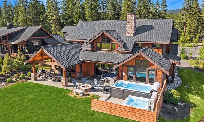 Cle Elum House | Golf Course Retreat with Swim Spa & Ocean Views - Rated 10/10