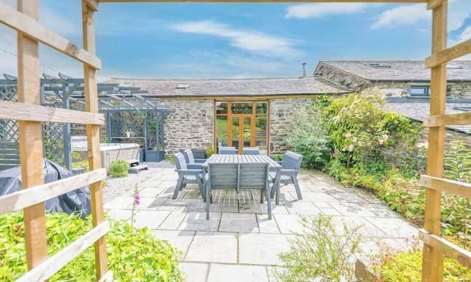 Bretherdale House | Relaxing Barn Conversion with Hot Tub & Spa Amenities