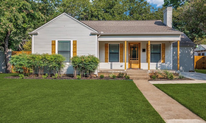 Dallas House | Prime Location Home Near Bluffview with Family Amenities