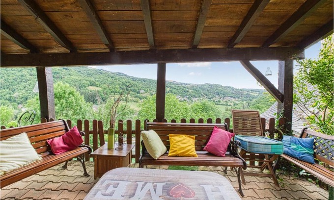 Saint-Laurent-d'Olt House | Charming Retreat in Saint Laurent Dolt with Free WiFi
