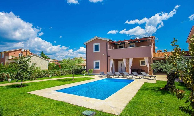 Kastelir-Labinci House | Spacious 4-Bedroom Stay with Pool in Kastelir-Labinci