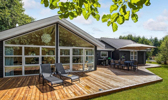Oster Somarken House | Cozy 3 Bedroom Stay with Oceanfront Views in Aakirkeby