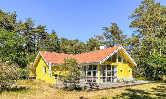 Pedersker House | Spacious 4 Bedroom Retreat with Oceanfront Views in Aakirkeby