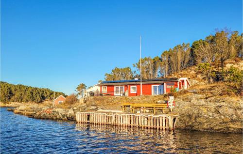 Fjell House | Inviting Home in Ågotnes with Kitchen and Ocean Views