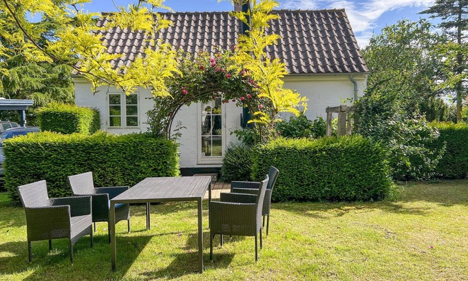 Sandkaas House | Cozy 1 Bedroom Retreat with Oceanfront Views in Allinge