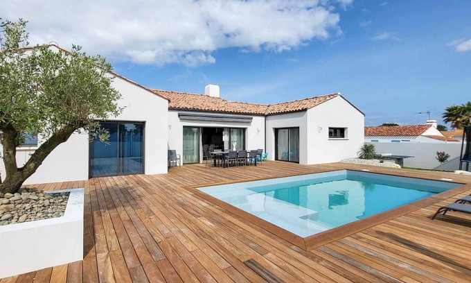 Barbatre House | Comfortable Family Vacation Home with Oceanfront Views
