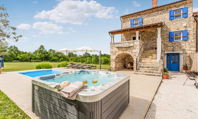 Jursici House | Delightful 2-Bedroom Stay in Brscici with Pool & Spa