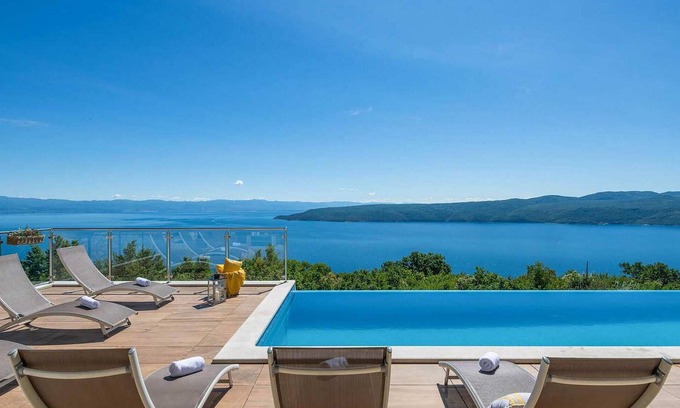 Zagore House | Impressive 6 Bedroom Retreat with Ocean View in Brsec