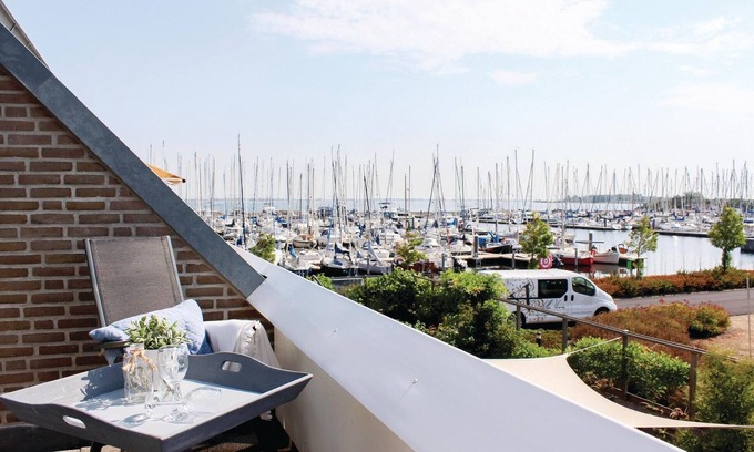 Bruinisse House | Unforgettable Marina Views with Spa and Breakfast Included