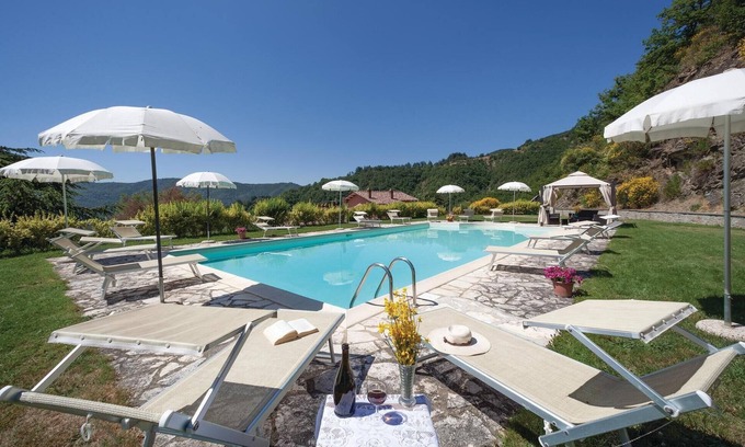 Cortona House | Idyllic 7 Bedroom Retreat in Cortona AR with Pool & Spa