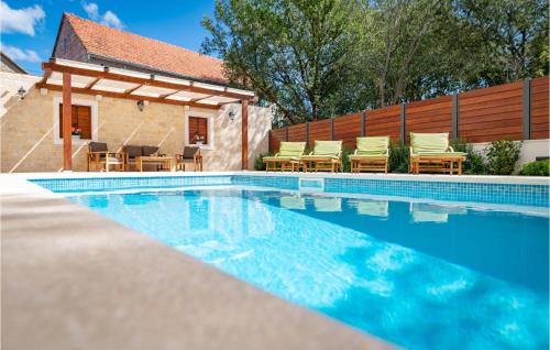 Trilj House | Comfortable Home In Dicmo With Pool and Kitchen Access