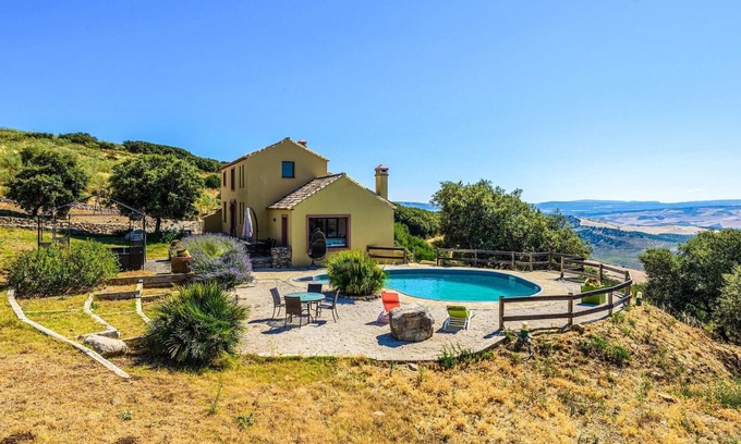 El Gastor House | Idyllic Cottage with Mountain Views for a Relaxing Retreat