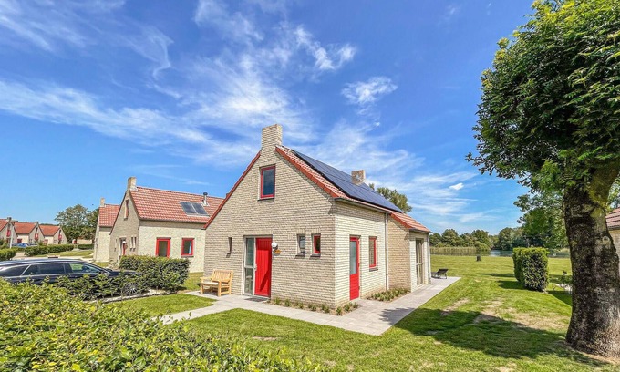 Ewijk House | Family-Friendly 3 Bedroom Stay with Lake View in Ewijk