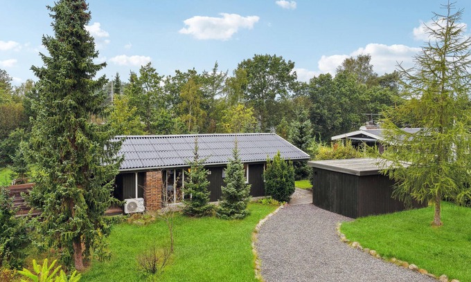 Farvang House | Relaxing Getaway with Pool, Spa & Breakfast Included