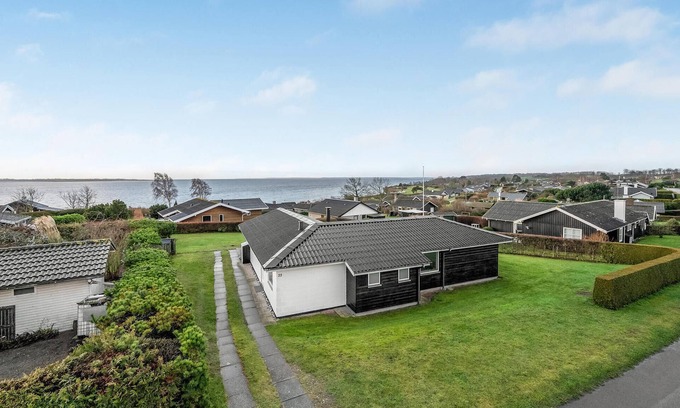 Bøjden House | Experience Breathtaking Views at Your Ideal Vacation Home