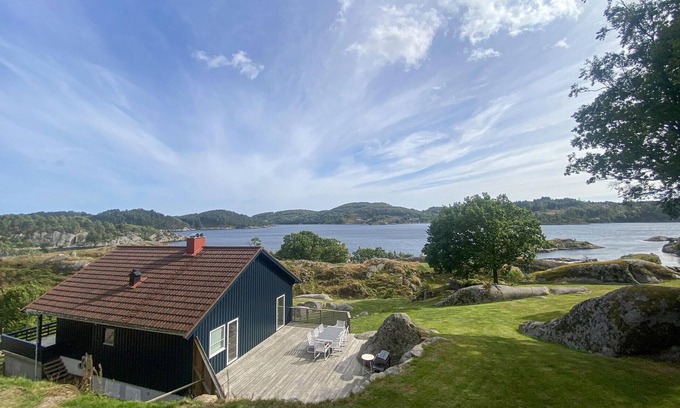 Farsund House | Cozy Cottage Retreat by the Lake, Perfect for Families