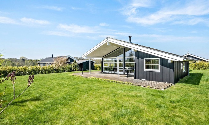 Frørup House | Spacious 3 Bedroom Getaway in Frørup with Ocean View