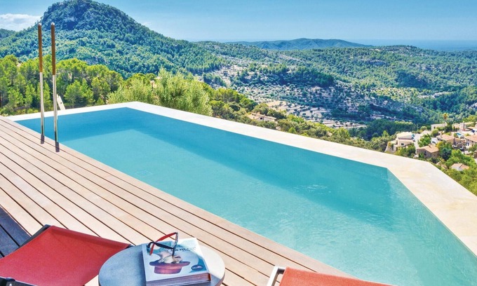 Galilea House | Spacious 3-Bedroom Retreat with Private Pool in Galilea