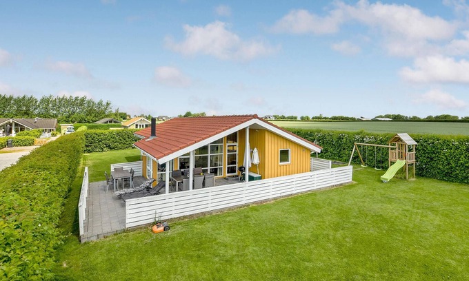 Flovt Strand House | Cozy Cottage with Oceanfront Views and Spa Amenities