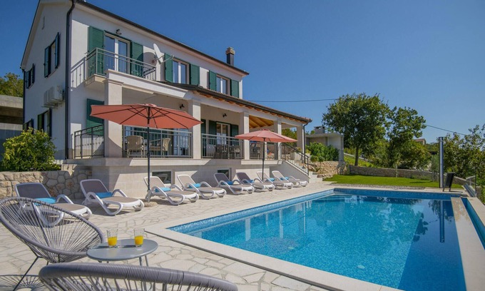 Prolozac House | Your Ideal 5-Bedroom Retreat in Glavina Donja
