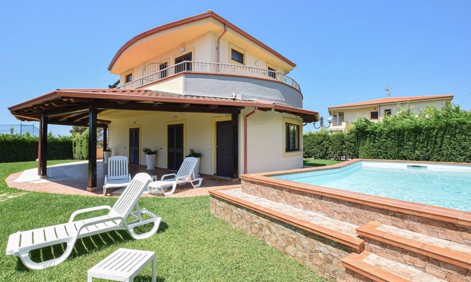 Sangineto House | Spacious 6-Bedroom Retreat in Beautiful Sangineto Lido