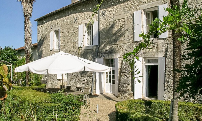Juignac House | Spacious 4-Bedroom Retreat with Pool in Juignac