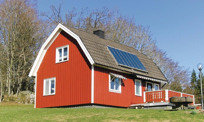Kalv House | Tranquil Farmhouse Retreat with Lake Views and Spa Access
