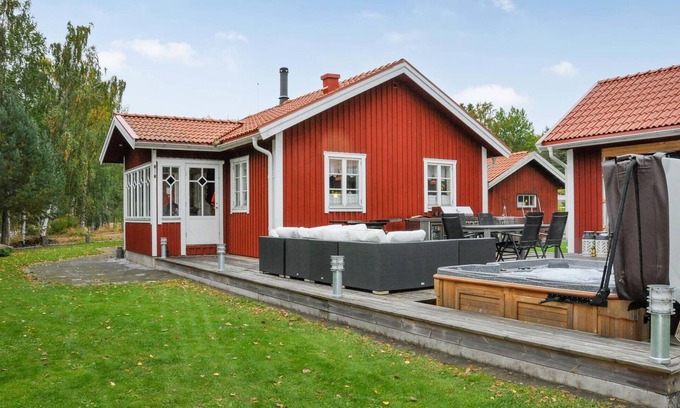 Karlstad Municipality House | Relaxing 3-Bedroom Retreat with Lake Views in Karlstad