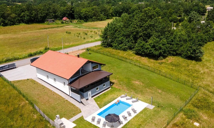 Gospic House | Relaxing Getaway near Kruscicko Lake with Pool & Spa