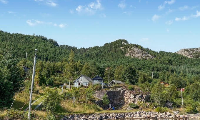 Fjaler House | Stunning home in Korssund with house a panoramic view