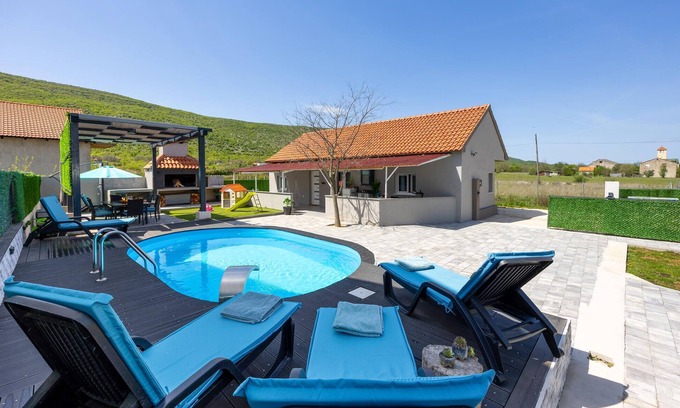 Drnis House | Stunning home in Kricke