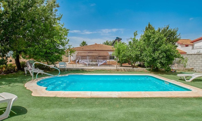 La Carlota House | Relax in a Cozy Cottage with Inviting Outdoor Space