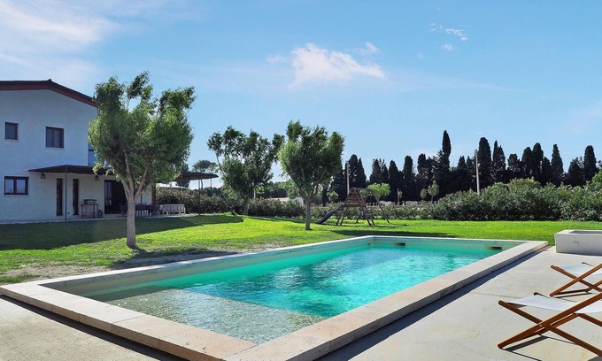 Maillane House | Inviting 2 Bedroom Retreat in Maillane with Pool & Spa