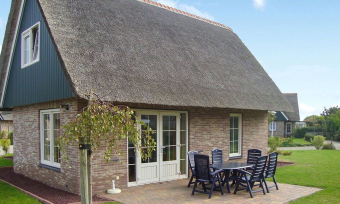 Makkum House | Family-Friendly 4 Bedroom Retreat with Oceanfront Views