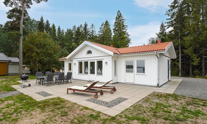 Mellerud O House | Top-Rated Cottage with Panoramic Lake Vänern Views